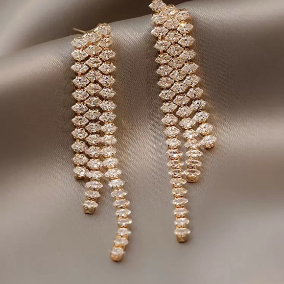 Jewelry - Elegant Gold Dangle Earrings